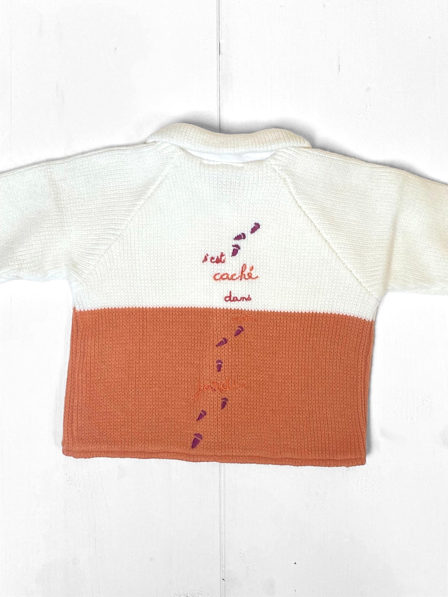 Veste en maille, blanche et orange, In extenso