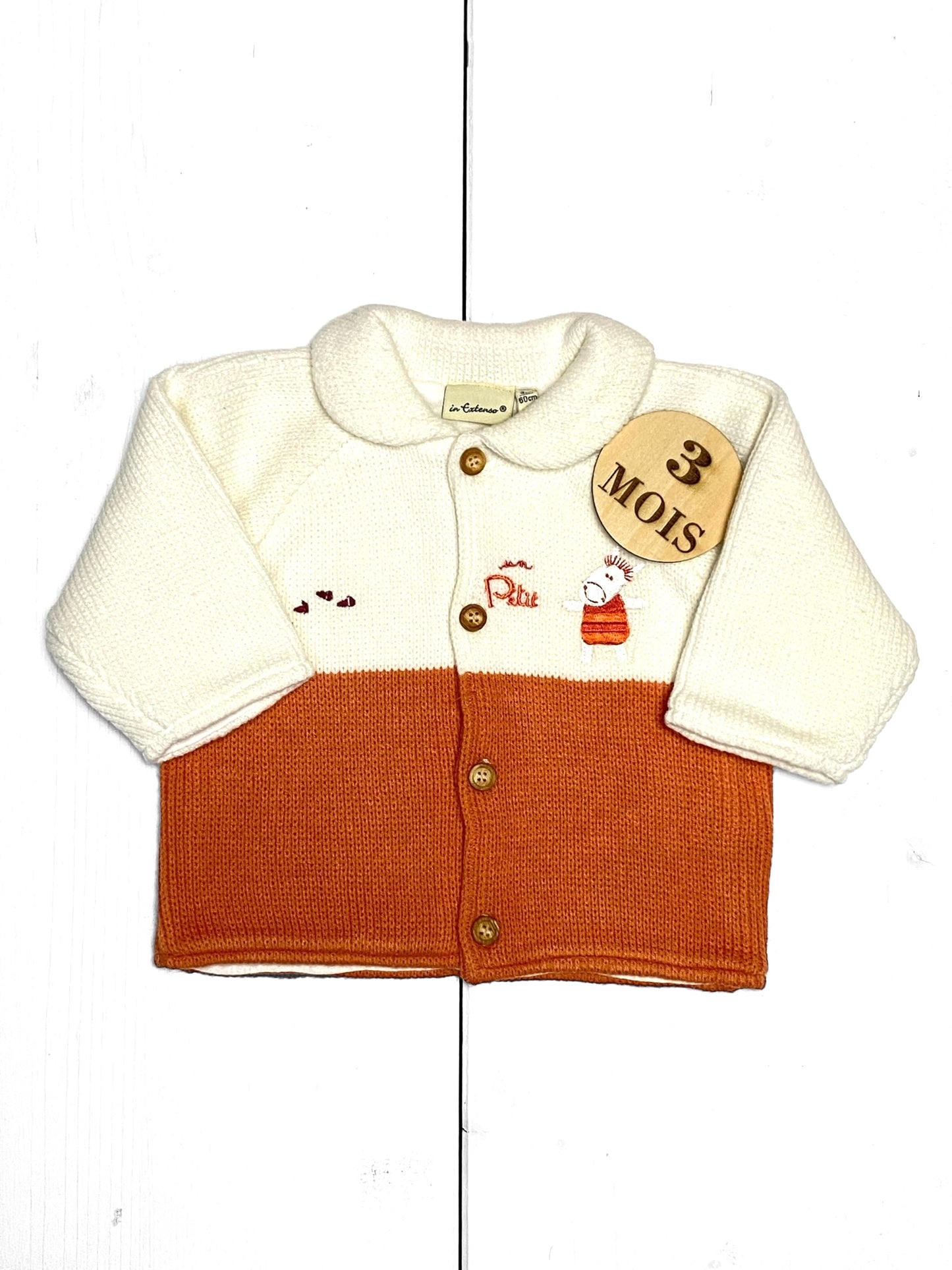 Veste en maille, blanche et orange, In extenso