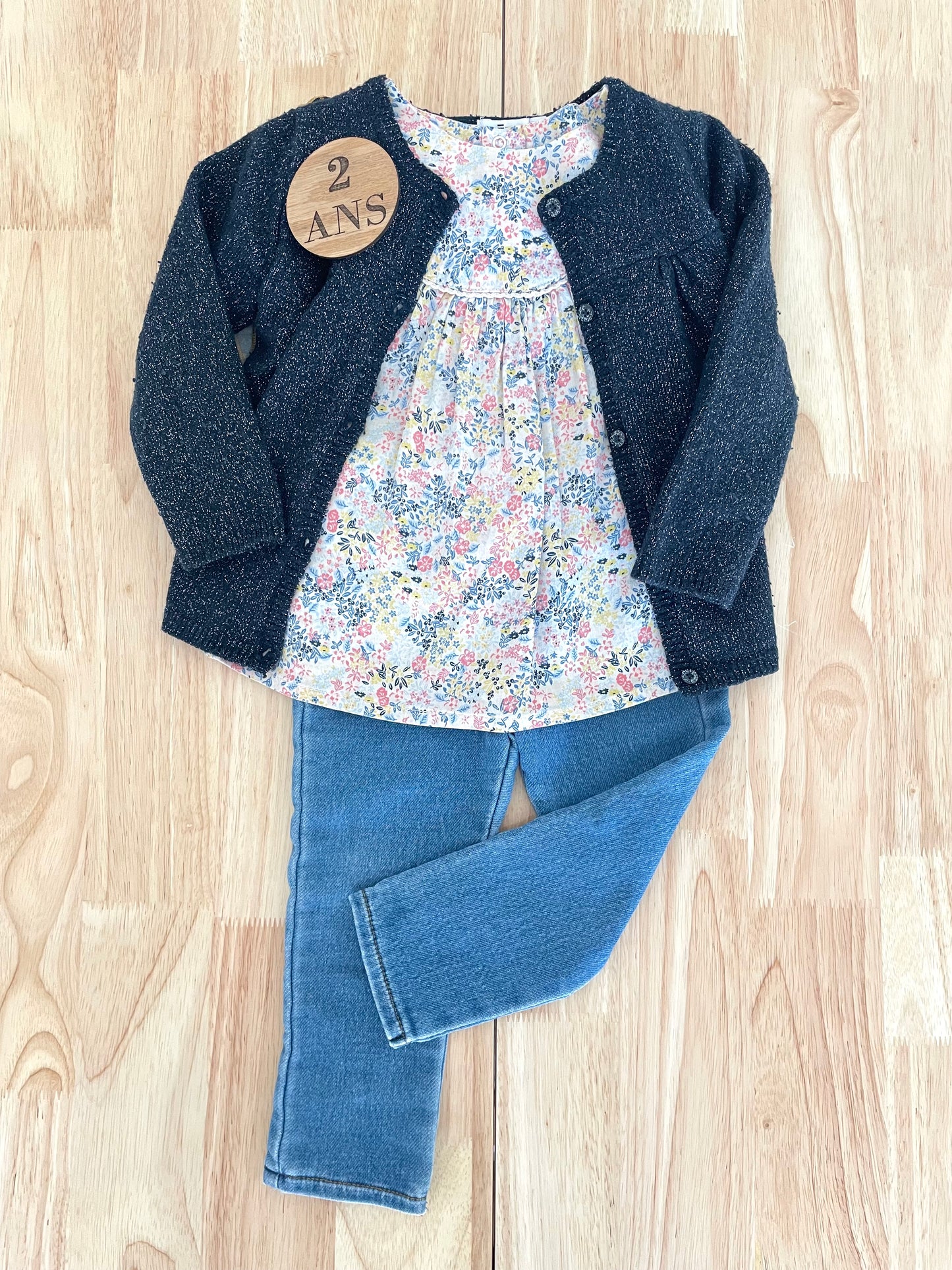 Ensemble 3 pièces; gilet, blouse et jean