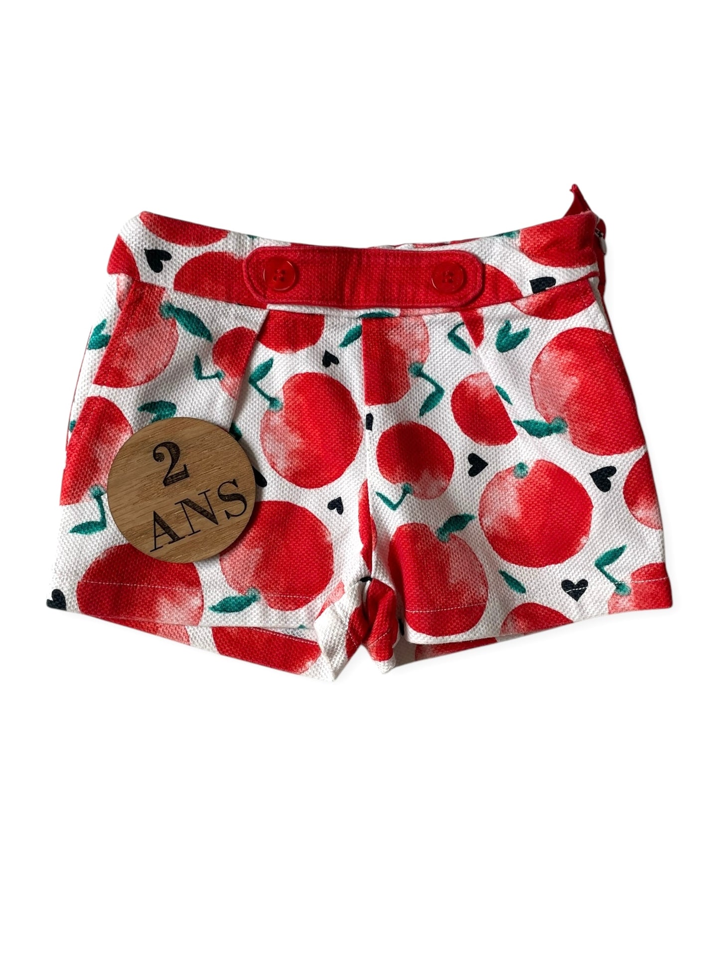 Short rouge et blanc, pommes
