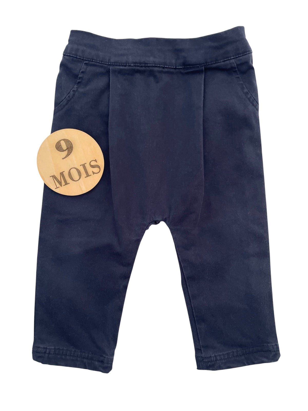 Pantalon bleu-marine, Pommette