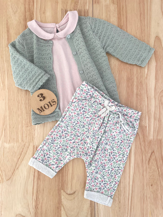 Ensemble 3 pièces ; gilet, tee-shirt à col et pantalon fleuri