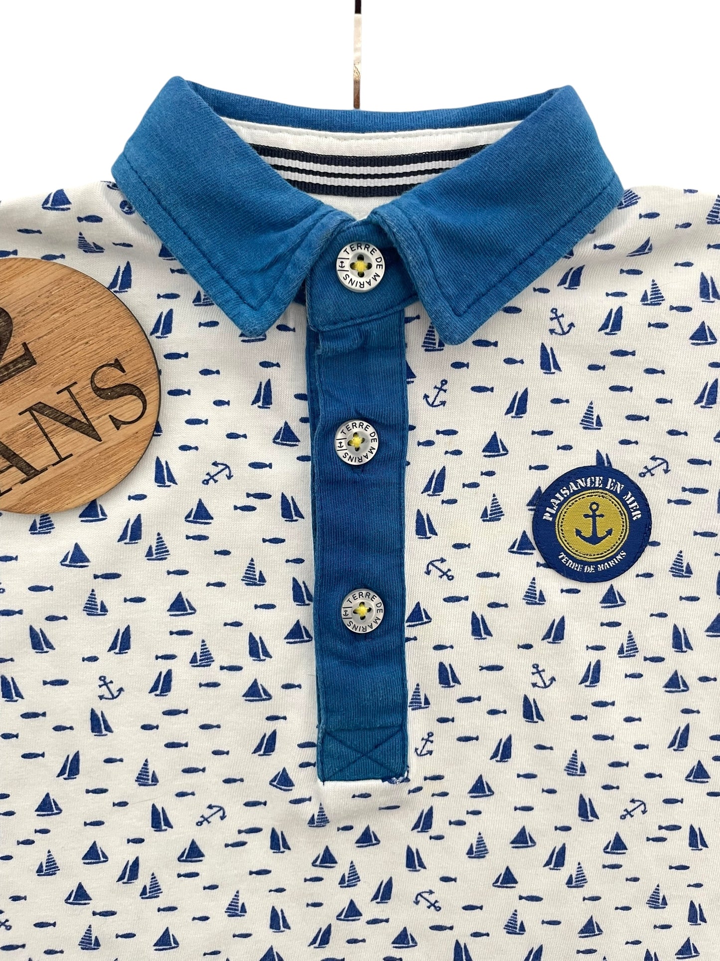 Polo bleu et blanc, Terre de Marins