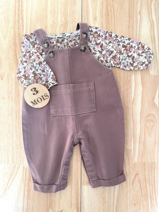 Ensemble blouse fleurie et salopette