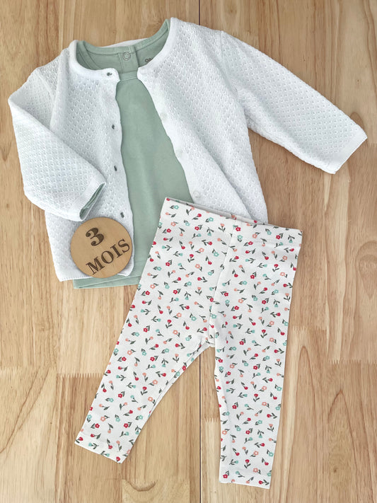 Ensemble 3 pièces ; gilet, tee-shirt et legging fleuri