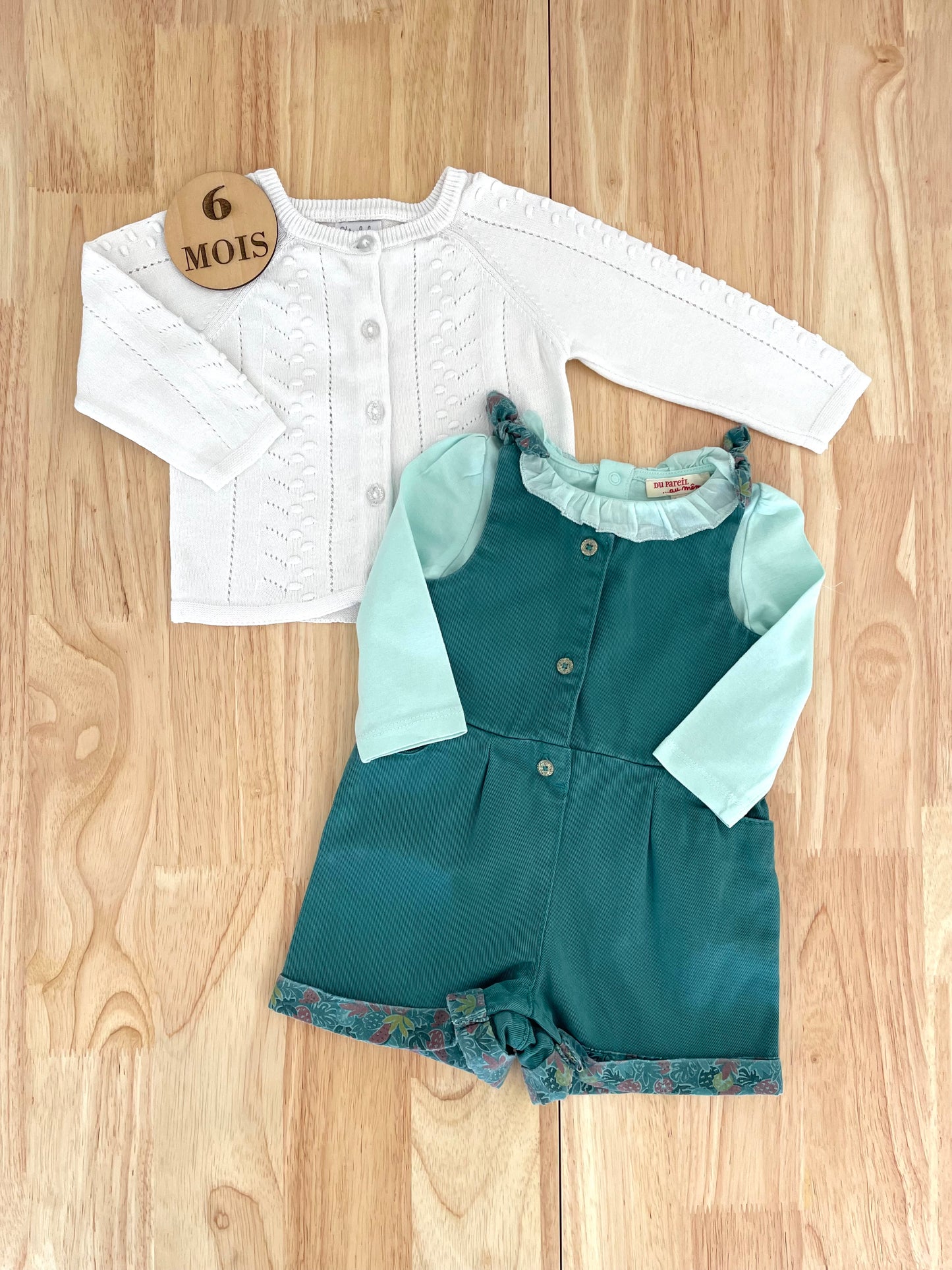Ensemble 3 pièces; gilet, tee-shirt à col et salopette-short