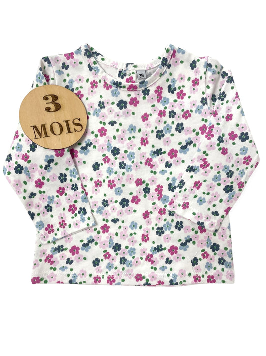 Tee-shirt blanc, fleurs roses et bleues