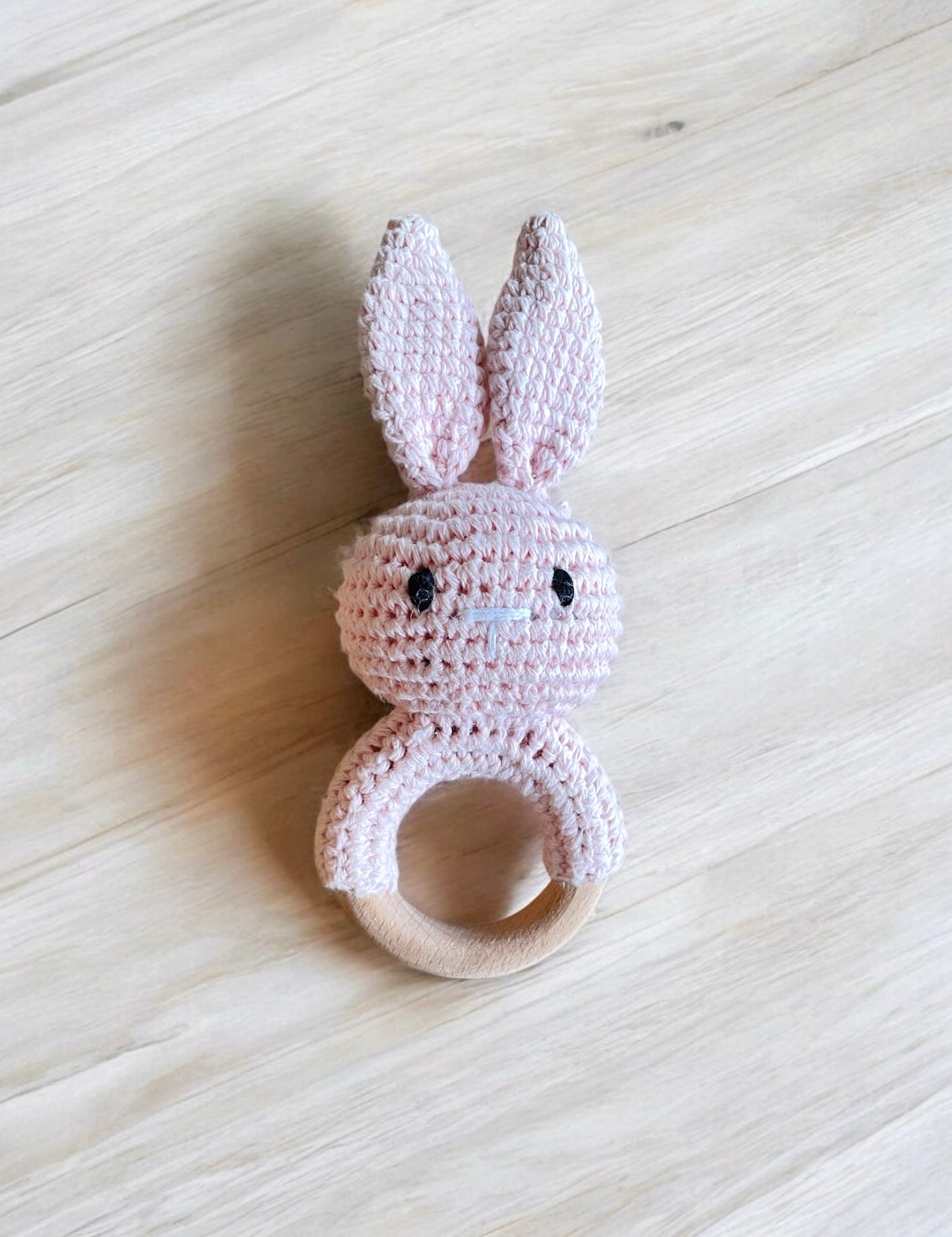 Hochet en bois, lapin rose, tricot