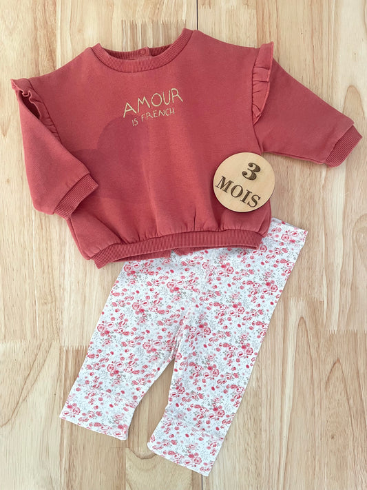 Sweat rouge et legging fleuri
