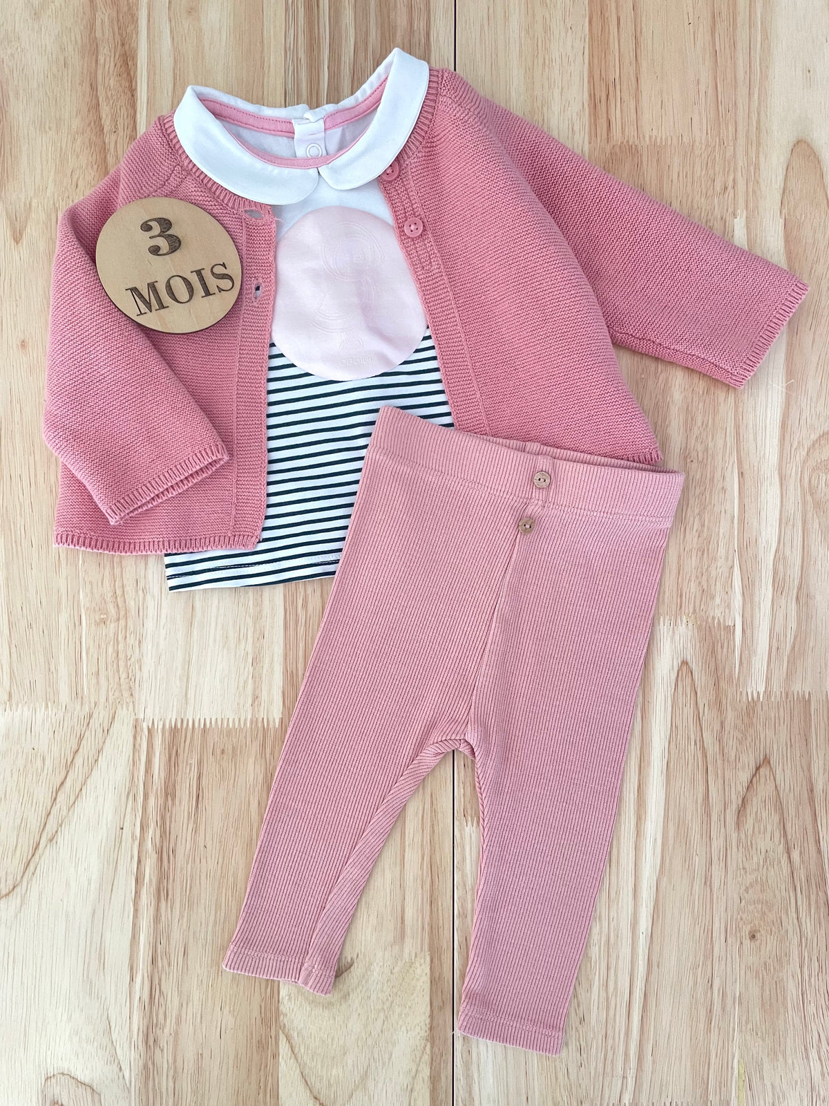 Ensemble 3 pièces ; gilet, tee-shirt à col et legging