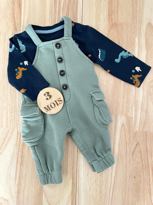 Ensemble salopette et tee-shirt