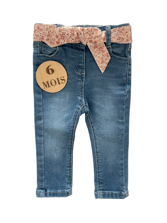 Jean bleu, ceinture fleurie, TAO