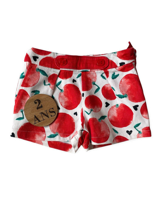Short rouge et blanc, pommes
