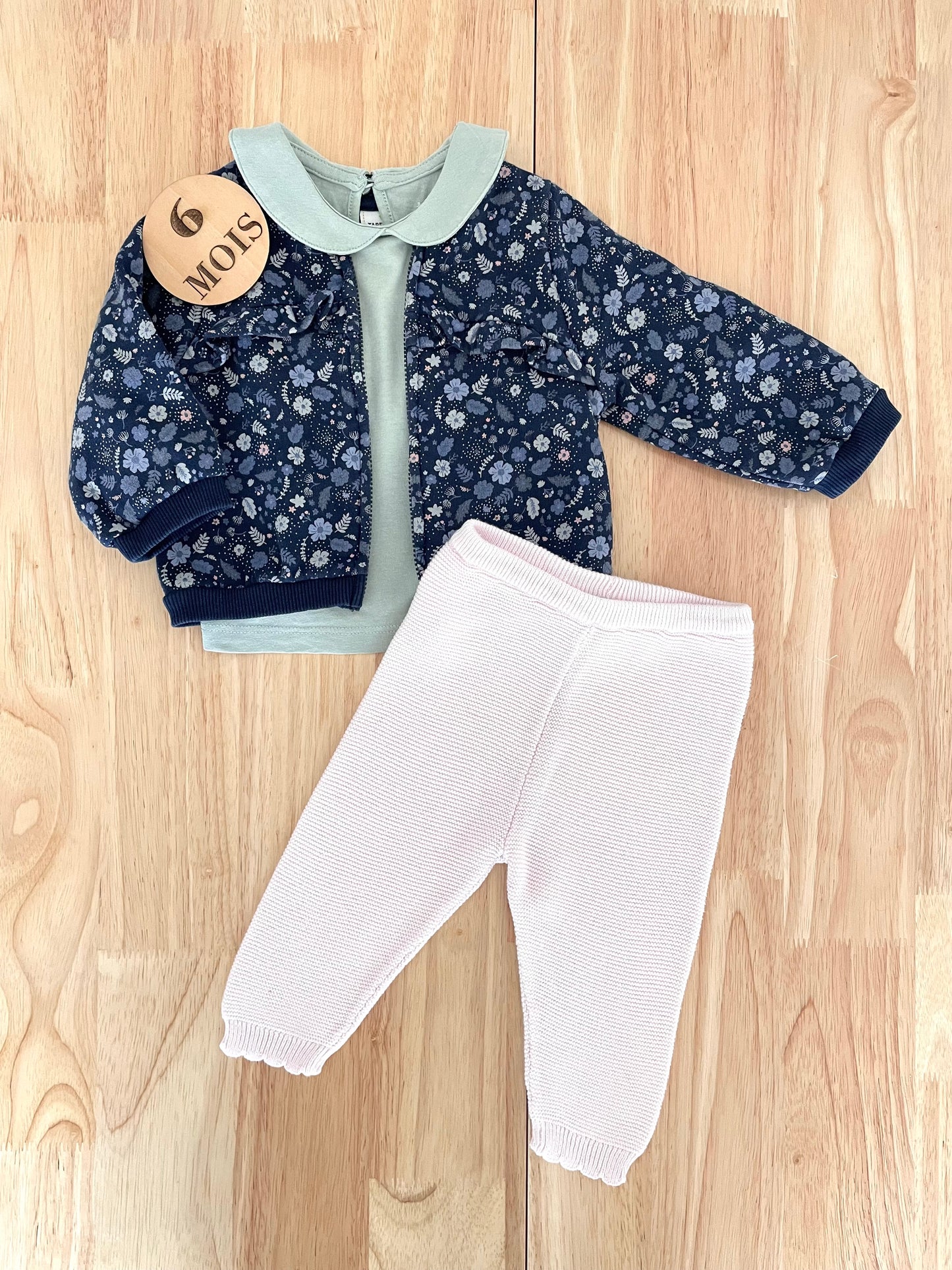 Ensemble 3 pièces; gilet, tee-shirt à col, et legging en mailles