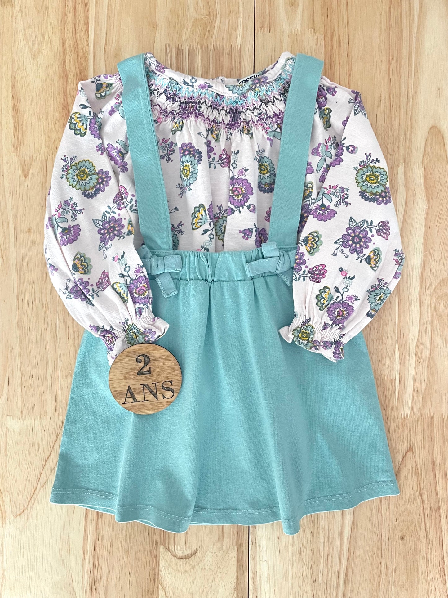 Ensemble blouse fleurie et jupe à bretelles