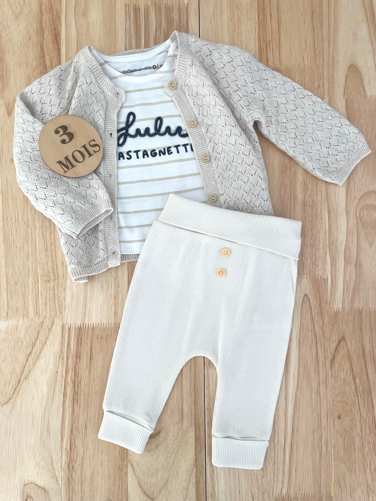 Ensemble 3 pièces ; gilet, tee-shirt et legging côtelé
