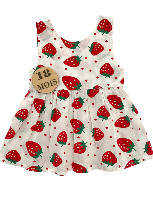 Tunique blanche, fraises, noeud dans le dos